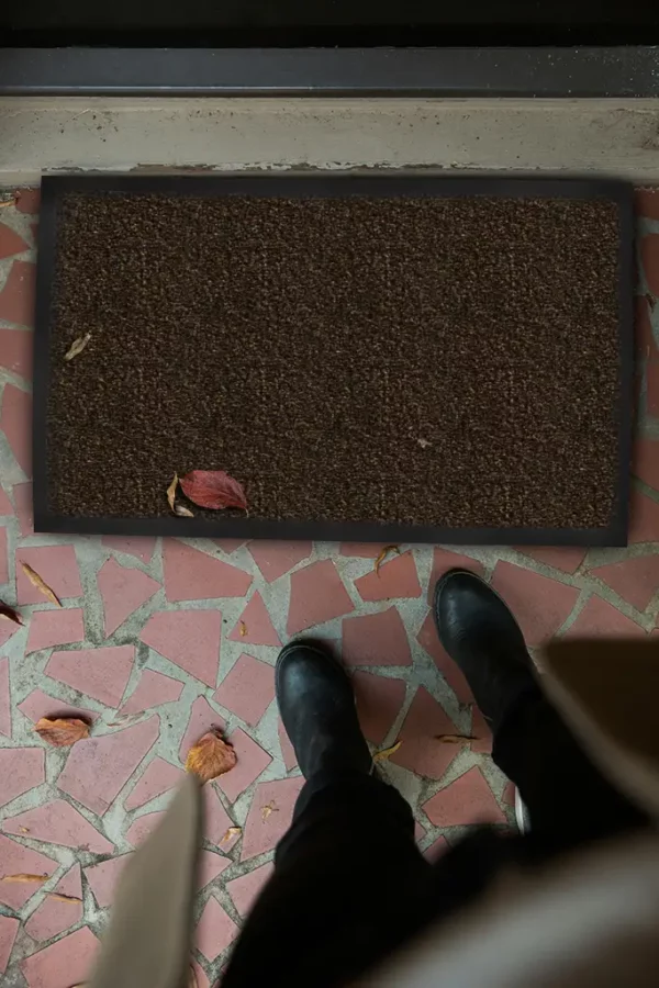Tapis d'entrée marron foncé