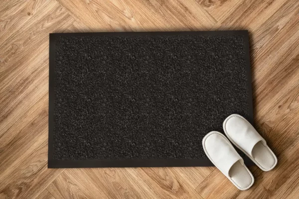 Tapis d'entrée gris foncé