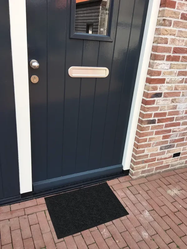 Tapis d'entrée gris foncé
