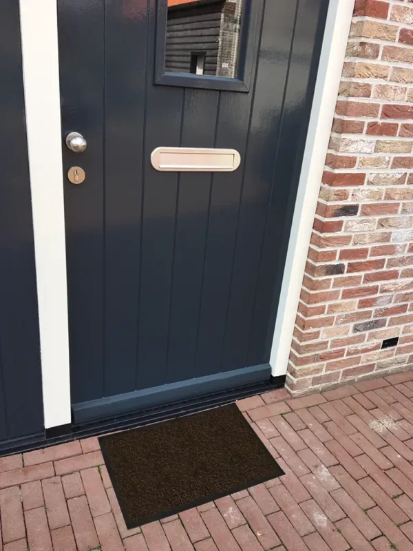 Tapis d'entrée marron foncé