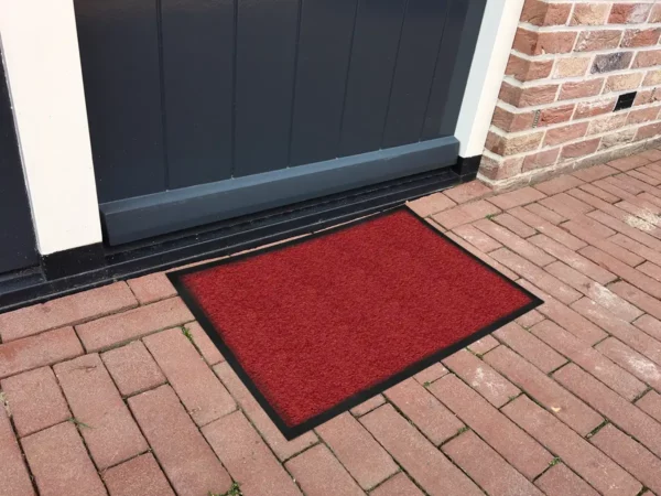 Tapis d'entrée rouge