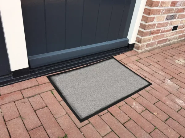Tapis d'entrée gris clair