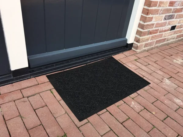 Tapis d'entrée gris foncé