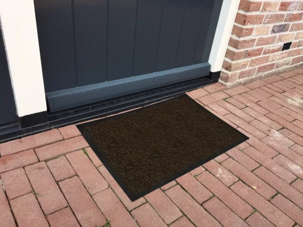 Tapis d'entrée marron foncé