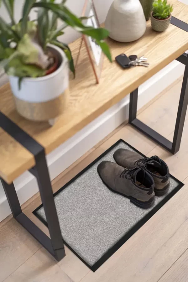 Tapis d'entrée gris clair