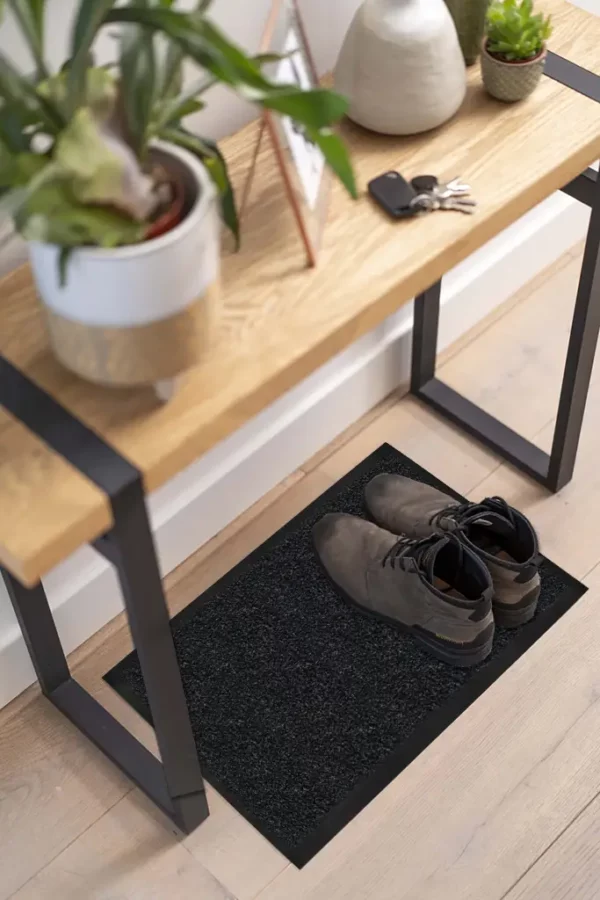Tapis d'entrée gris foncé